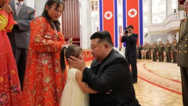 手机配资软件  金正恩表彰海外作战部队，接见牺牲官兵遗属
